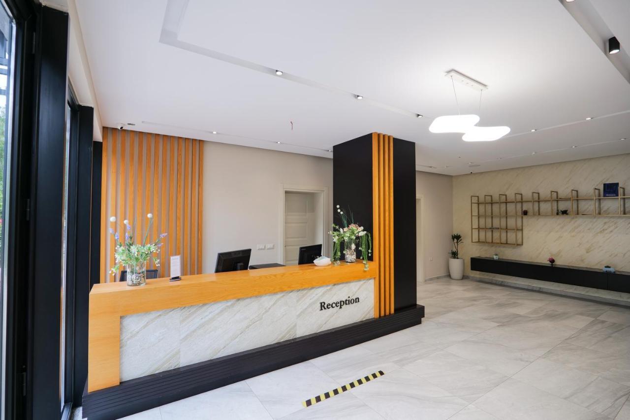 Hotel Roalb Radhimë エクステリア 写真