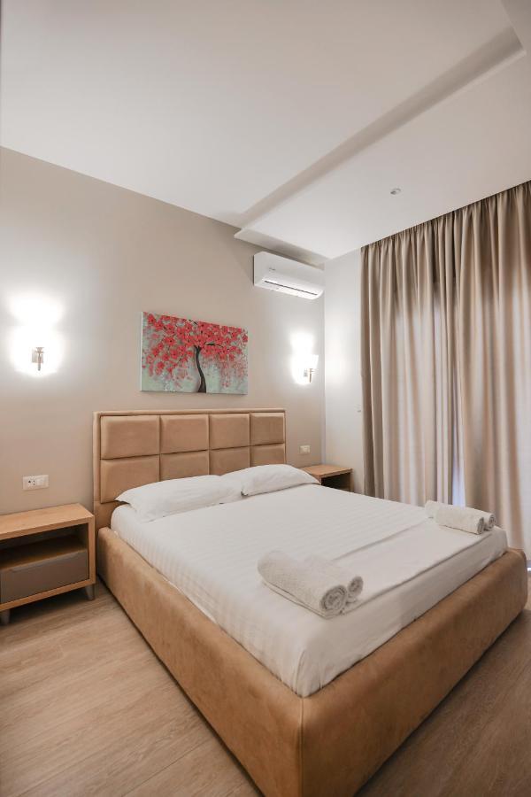 Hotel Roalb Radhimë エクステリア 写真