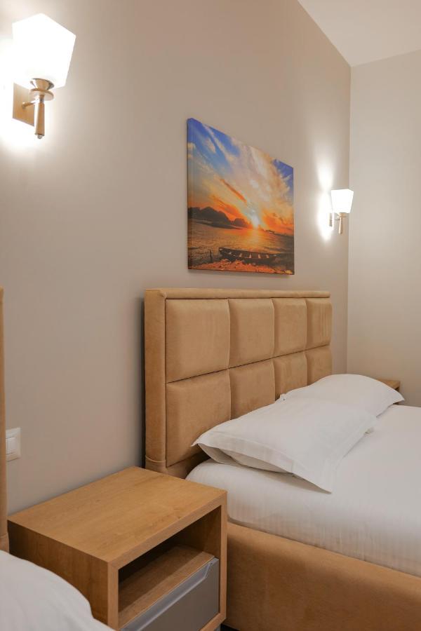Hotel Roalb Radhimë エクステリア 写真